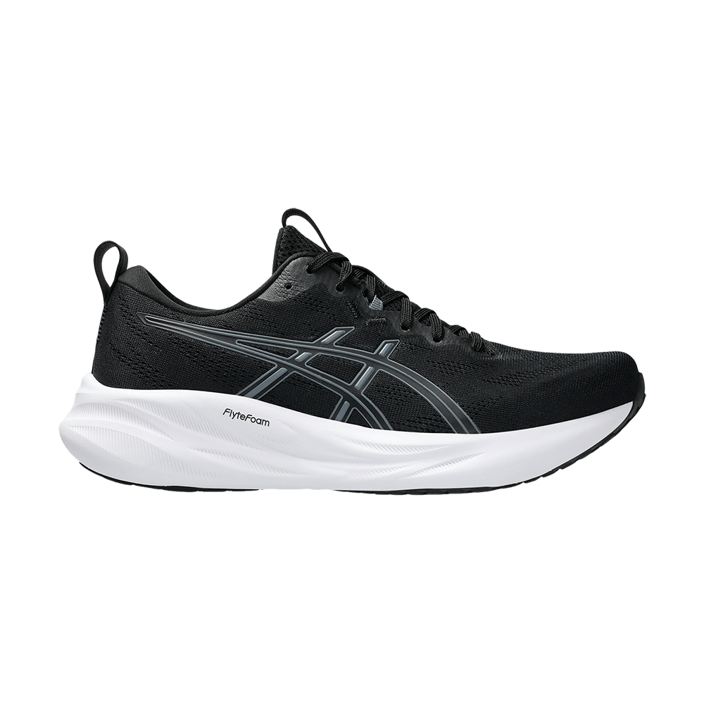 Billedet viser en elegant løbesko i sort med en kraftig, hvid FlyteFoam-mellemsål. Overdelen er åndbar mesh med subtile, grå ASICS-striber og sorte snørebånd. Skoen har en let buet profil, polstret krave og et lille trækhul bagtil for nem påtagning. Designet kombinerer minimalistisk æstetik med funktionel støddæmpning, ideel til daglig træning og lange løbeture.