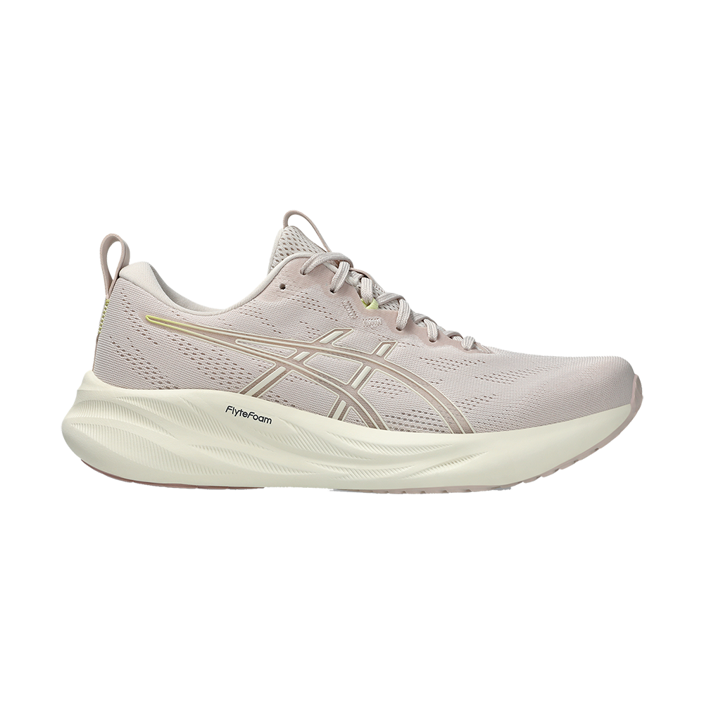 En let og elegant løbesko i lyse beige/rosa nuancer med ASICS’ karakteristiske striber langs siden. Overdelen er åndbar mesh med diskrete syninger og snørelukning, mens en polstret hælkappe og trækflap giver komfort ved påtagning. Den tredelte FlyteFoam-mellemsål er tyk og affjedrende for god stødabsorbering, hvilket giver et blødt, stabilt afsæt til daglig træning og løb.