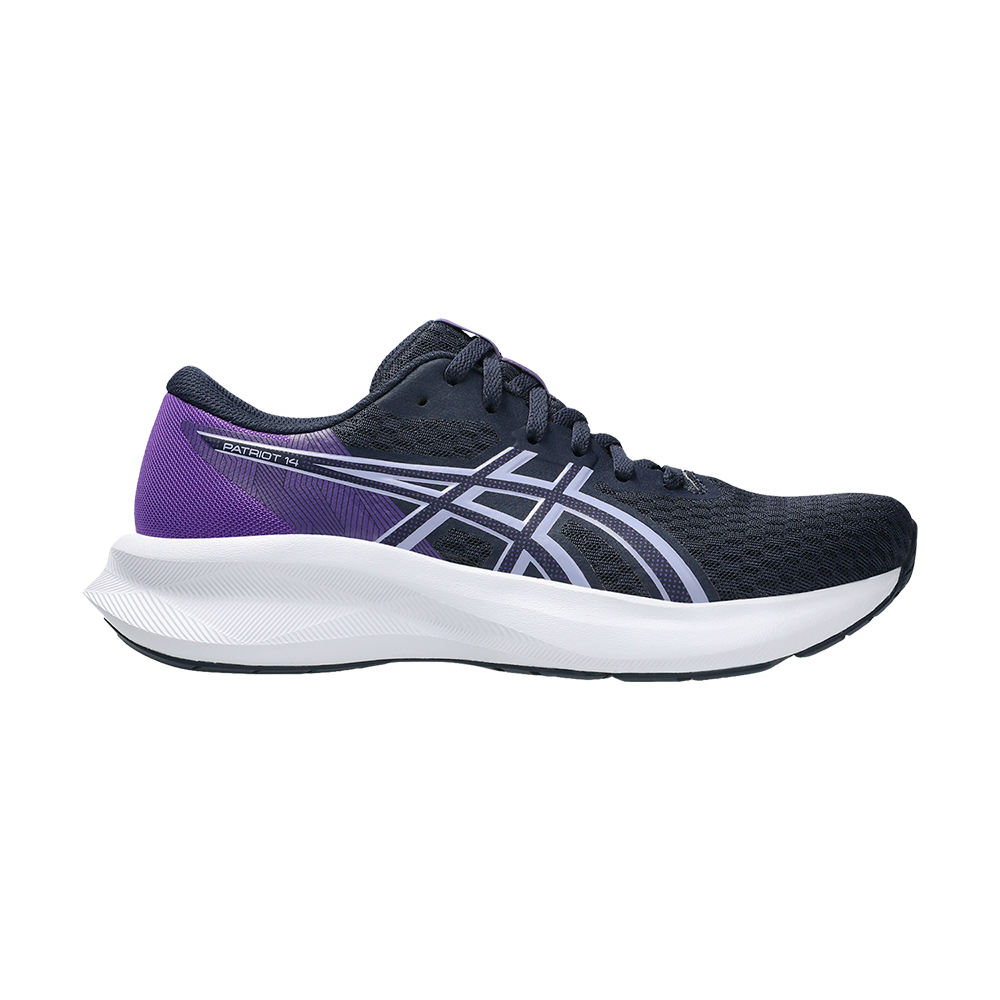 En sportssko i moderne design med mørk navy mesh øvre, lilla hælkappe og tyk hvid mellemsål. Skoen har klassiske Asics-striber i kontrastfarve, snørebånd og åndbare meshpaneler, der sikrer ventilation. Den polstrede krave og den formede sål antyder god stødabsorbering og komfort til løb eller træning. Et stilrent, funktionelt valg til hverdagsmotion og aktive træningspas.