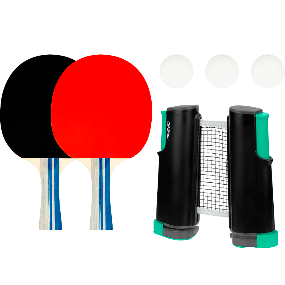 Et sæt bordtennis på hvid baggrund: to bat med træskaft og forskellig farvet gummi — ét sort og ét rødt — samt tre hvide bolde. Ved siden af ses et kompakt, udtrækkeligt bordtennisnet i sort og turkis med integrerede klemmer, designet til nem montering på bordkanten. Sættet fremstår enkelt og praktisk til hurtige spil hjemme eller på kontoret.