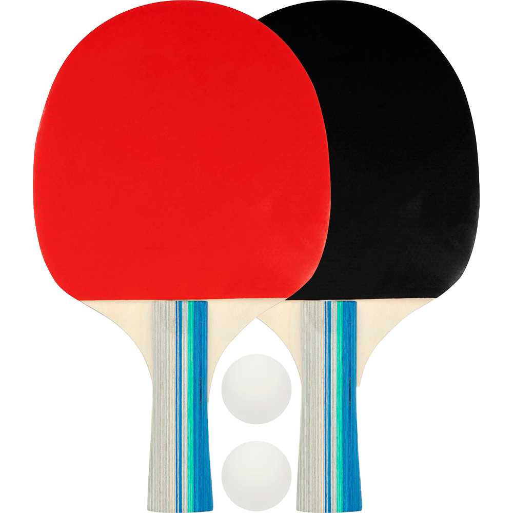 På billedet ses to bordtennisbat placeret side om side, ét med rød gummioverflade og ét med sort. Håndtagene er af lyst træ med blå og grønne striber, hvilket giver et stilrent, sportigt udtryk. Foran battene ligger to hvide bordtennisbolde. Kompositionen er enkel og velafbalanceret med tydelig kontrast mellem farverne, der signalerer både fritidsleg og konkurrence på et neutralt, hvidt baggrund.