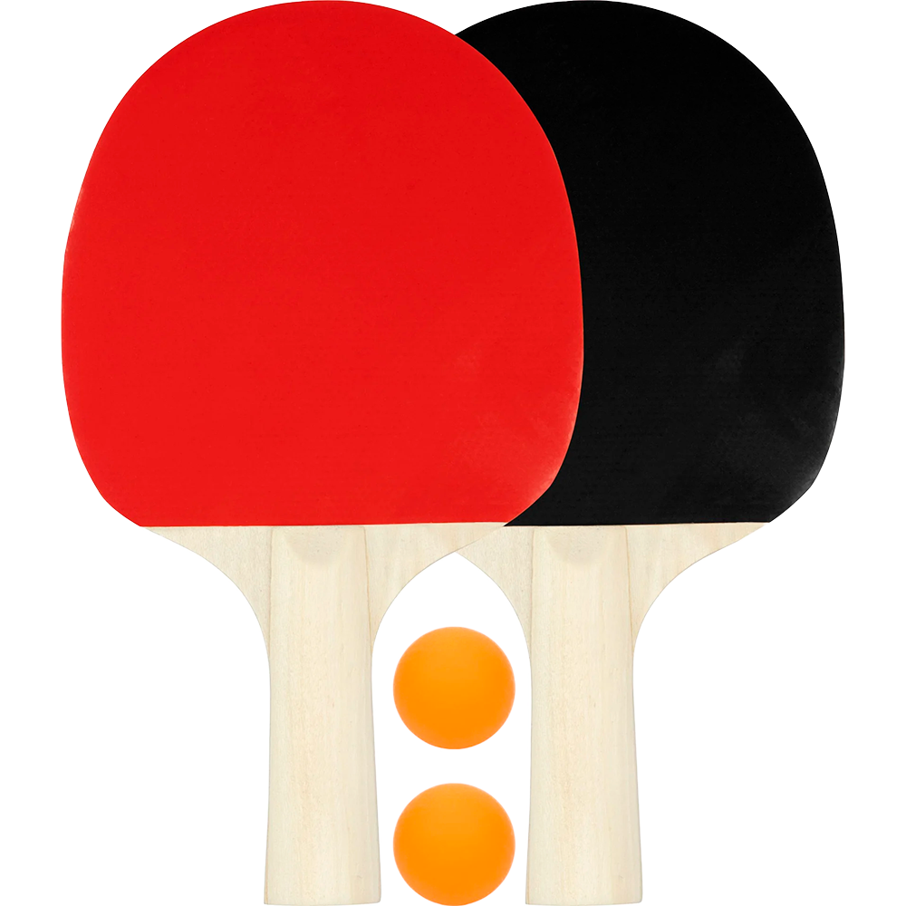To bordtennisbat med træhåndtag, det ene dækket af rød gummi, det andet sort, ligger side om side. Foran dem ligger to orange bordtennisbolde. Enkelt, symmetrisk arrangement på hvid baggrund fremhæver kontrasten mellem rød og sort og det lyse træ. Sættet signalerer klar til spil, hverdagsleg og sport, egnet til fritid og træning.