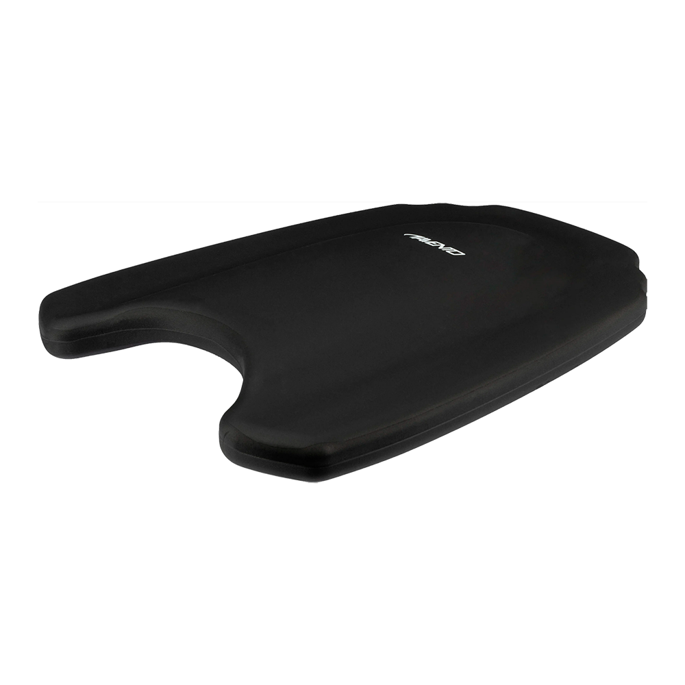 Et elegant, sort træningsbræt i skum med lav profil og ergonomiske konturer. Brættet har et indhak foran, der giver sikkert greb og bedre håndposition under tekniktræning. Overfladen ser skridsikker og holdbar ud, med et diskret logo i midten. Det kompakte design gør det nemt at håndtere i poolen og velegnet til benspark- og kropspositionsøvelser for svømmere på alle niveauer.