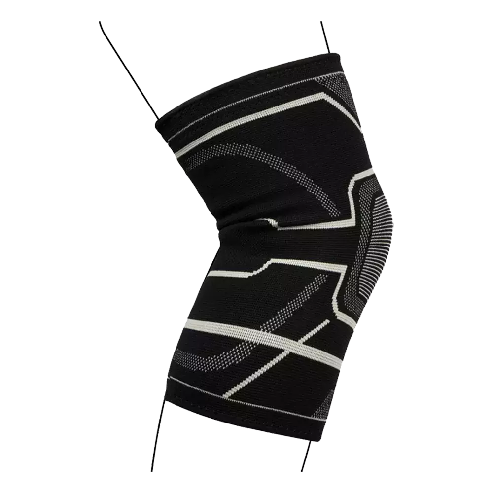 knæstøtte i elastisk materiale med hvide mønstre og forstærkninger. Designet er anatomisk formet til knæet med strækbare paneler og en ribbet zone omkring knæskallen for ekstra støtte. Kan bruges til sport og genoptræning, giver kompression og stabilitet uden at begrænse bevægelse. Let at tage af og på, velegnet til daglig brug.