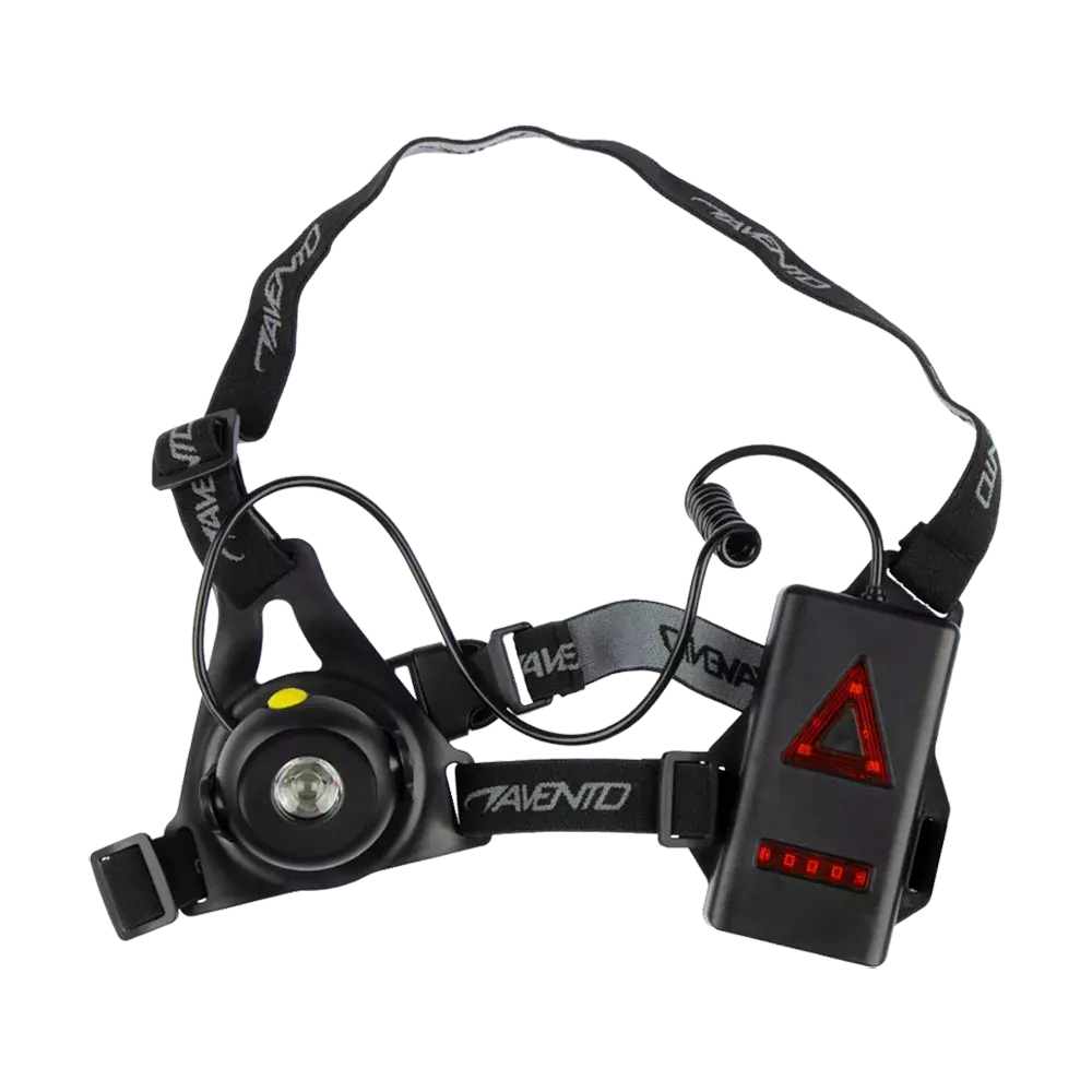 Billedet viser en sort pandelampe med justerbare elastiske stropper og en kraftig forlygte foran. En spiralledning forbinder lyshovedet med en extern batteripakke, der har røde indikatorlamper og et trekantet reflekspanel. Designet virker robust og praktisk til udendørs aktiviteter som løb, cykling eller arbejde i mørke. Stropperne er mærket med logo, og lyskilden ser ud til at være en stærk LED.