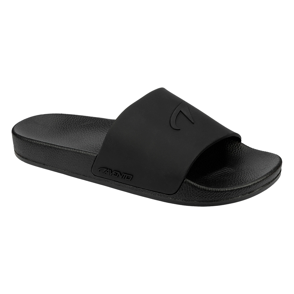 Et enkelt, stilrent sort slidesandal med en bred rem over vristen og en let profileret fodseng. Overfladen er let tekstureret for bedre komfort og greb, mens remmen har et diskret præget logo som detalje. Skoen har en kompakt, skridsikker sål og et minimalistisk, moderne udtryk — ideel til afslapning ved poolen, stranden eller som praktisk hverdagskomfort på varme dage.