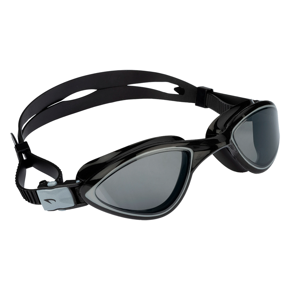 Disse sorte svømmebriller har tonede, let spejlblanke linser og en ergonomisk, dråbeformet kåbe, som giver et strømlinet look. En blød silikoneforsegling sikrer tæt pasform, mens den dobbelte, justerbare nakkestrop og hurtigspænderne giver nem tilpasning. Brillerne er designet til træning og konkurrence, reducerer blænding og sidder komfortabelt over længere tid. Robust finish og diskrete grå detaljer fuldender det funktionelle design.
