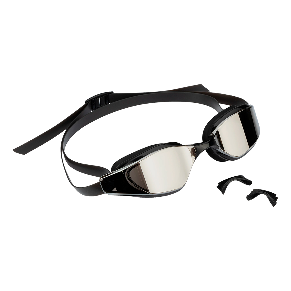 Et par moderne svømmebriller i sort med spejlblanke linser, der reflekterer lys og sikrer reduceret blænding under vand. Brillerne har en justerbar silikone-rem og bløde, tætsiddende kanter for komfort og tæt forsegling. Et par udskiftelige næsebroer ligger ved siden af, så pasformen kan tilpasses forskellige ansigtsformer. Designet virker strømlinet og ergonomisk, velegnet til både træning og konkurrence.