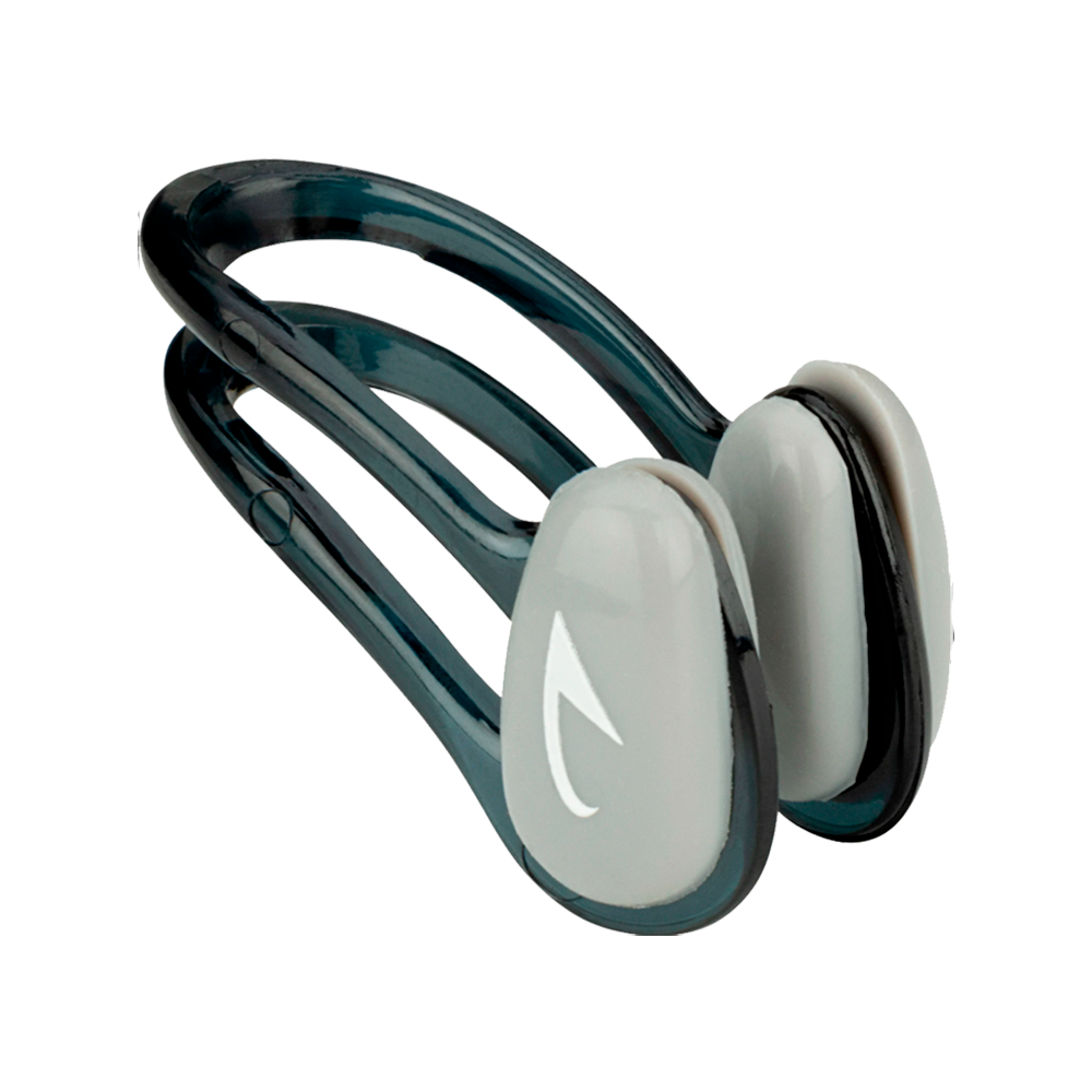 Billedet viser en lille næseklemme til svømning i transparent mørkegrøn plast med grå bløde pudepuder. Den har to parallelle bøjler for at sikre fleksibilitet og et ergonomisk, afrundet design der presses over næseborene for at forhindre vand i at trænge ind. Produktet virker let og holdbart, beregnet til træning eller konkurrence, og giver en komfortabel pasform uden metaldele.