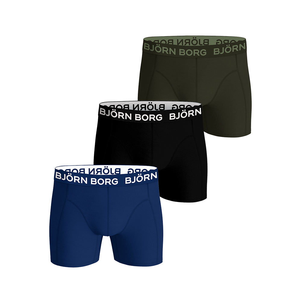 Tre klassiske herreboxers fra Björn Borg vist i et sæt: en marineblå, en sort og en olivengrøn. Hver boxer har en elastisk talje med kontrastfarvet Björn Borg-logo, flade syninger og formsyede paneler for komfort og støtte. Designet er minimalistisk og funktionelt, egnet til hverdag og sport, med fokus på pasform, bevægelsesfrihed og holdbar kvalitet.