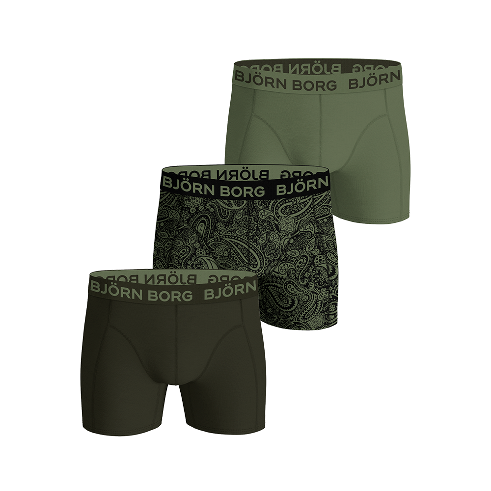 Et sæt af tre herreboxers i grønne nuancer fra Björn Borg: en lys olivengrøn, en mørkegrøn og en mønstret model med paisley-print. Alle har elastisk linning med synligt Björn Borg-logo i kontrastfarve og en tætsiddende, ergonomisk pasform med flade sømme. Stilfuldt og praktisk valg til hverdagsbrug, der kombinerer komfort, holdbarhed og et diskret, moderne udtryk.
