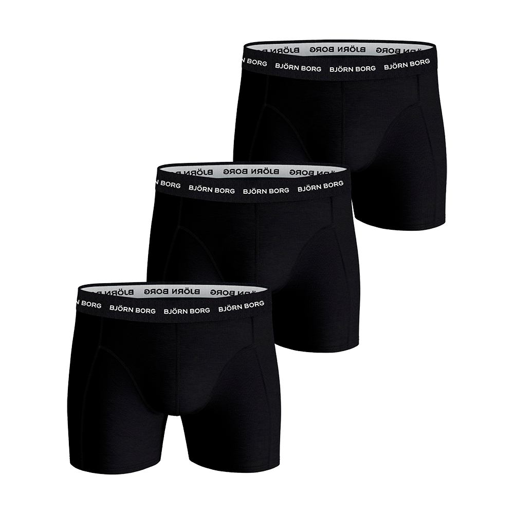 Et sæt af tre sorte boxershorts fra Björn Borg med elastisk linning prydet af mærkets logo. Boxershortsen har en tætsiddende, anatomisk pasform med lange ben, flade sømme og diskrete paneler for ekstra støtte. Materialet virker blødt og strækbart, ideelt til både hverdag og træning. Den minimalistiske, klassiske stil gør dem lette at kombinere med øvrigt undertøj og fritidsbeklædning.