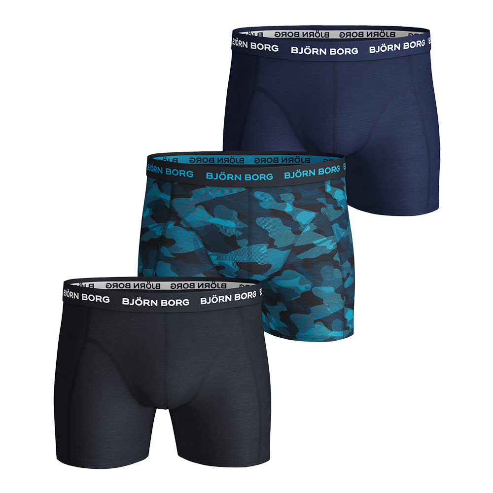 Et sæt tre par tætsiddende bokserundertøj fra Björn Borg i maskulint design. To ensfarvede modeller i mørkeblå og sort samt et par med blå camouflageprint. Elastisk talje med synligt BJÖRN BORG-logo sikrer god pasform, mens blødt, strækbart materiale giver støtte og bevægelsesfrihed. Perfekt til hverdagsbrug eller træning, kombinerer komfort, holdbarhed og tidløst udtryk.