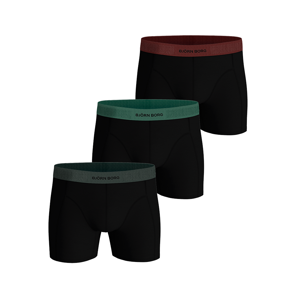 Billedet viser et sæt på tre sorte boxerbriefs i klassisk, tætsiddende snit. Hver boksershorts har en kontrastfarvet elastik i bordeaux, skovgrøn og mørkegrøn med det diskrete "BJÖRN BORG"-logo foran. Designet er enkelt og moderne, med flade syninger og et blødt, elastisk materiale der lover komfort til hverdagsbrug. Et stilrent basisvalg til garderoben med fokus på pasform og funktionalitet.