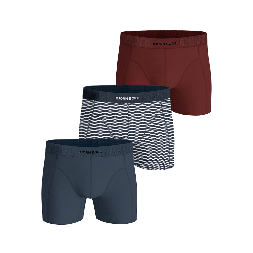 Tre par herreboxers fra Björn Borg præsenteres i en praktisk multipak: et ensfarvet mørkeblå par, et ensfarvet bordeaux-rødt par og et mønstret blå-hvidt par med diskret grafisk bølgemønster. Alle har bred elastisk linning med Björn Borg-logo, tætsiddende, moderne pasform og blød, strækbar kvalitet til hverdagens komfort og bevægelsesfrihed. God støtte og åndbarhed gør dem velegnede til både hverdag og træning.