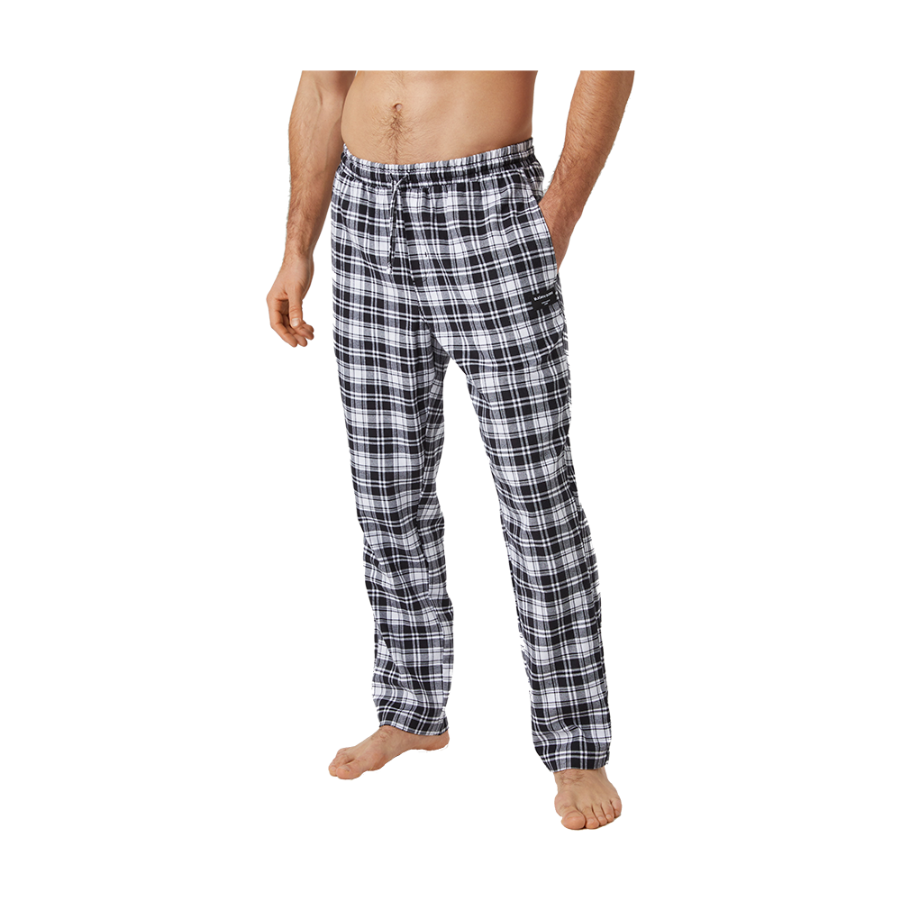 En mand står afslappet iført sort-hvid ternede pyjamasbukser, kun underkroppen er synlig. Bukserne har elastik i taljen med snor, sidelommer og lige, løstsiddende ben. Modellen er barfodet, og poseringen med hånd i lommen fremhæver buksernes komfortable snit og klassiske mønster. Farvekontrasten giver et tidløst udtryk.