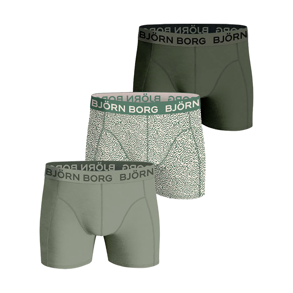 Et 3-pack Björn Borg bokserundertøj i forskellige grønne nuancer: én mørkegrøn, én lysere olivengrøn og én med et abstrakt, hvidt-grønt mønster. De har brede, elastiske linninger med synligt "BJÖRN BORG" logo og flade sømme for komfort. Materialet virker blødt og åndbart med en kropsnær, sporty pasform, ideel til hverdagsbrug eller træning. Et stilrent og funktionelt valg.