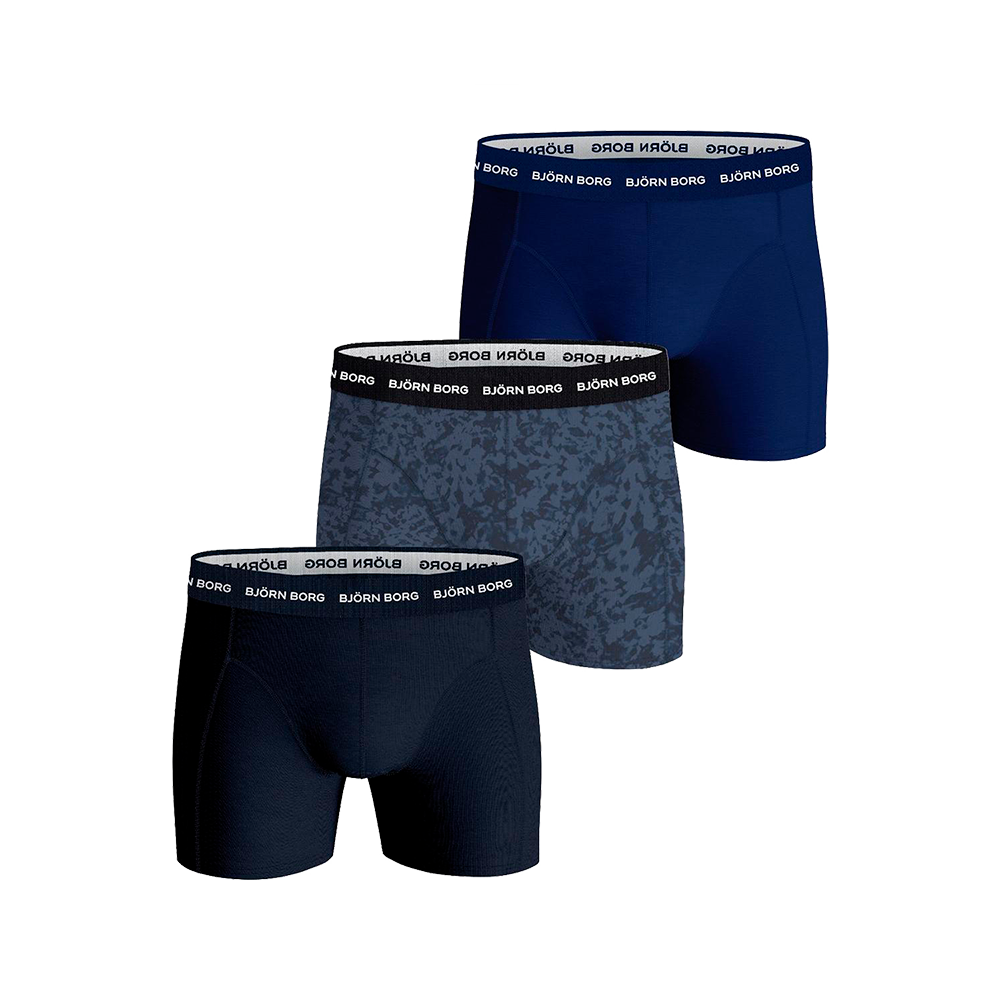 Et sæt på tre behagelige boxerbriefs fra Björn Borg i klassiske, maskuline farver. Pakken indeholder en ensfarvet dybblå, en mørkeblå med skifermønster og en sort model, alle med elastisk logo-omkreds. Materialet virker blødt og åndbart med tætsiddende pasform og let støtte, velegnet til hverdag og sport. En stilfuld og praktisk basispakke til mænd.