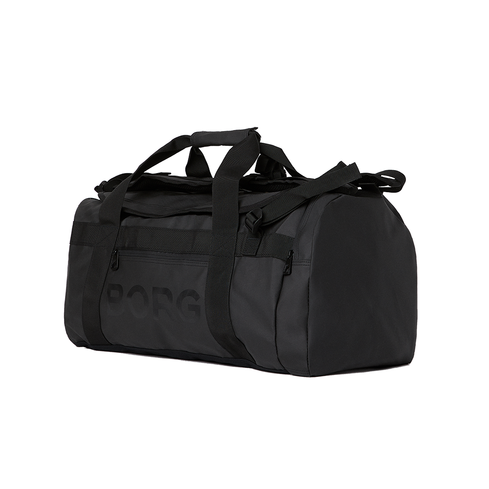 En sort, rummelig duffelbag i robust stof med et simpelt, minimalistisk design. Tasken har to bærehåndtag, en aftagelig skulderrem og en lynlåslomme på forsiden. Siderne er forstærkede, og et diskret "BORG"-logo ses ton-i-ton. Perfekt til træning eller korte rejser, praktisk opbygning med god opbevaringsplads og slidstærke remme, der sikrer komfort og holdbarhed. Materialet virker vandafvisende og nemt at rengøre.