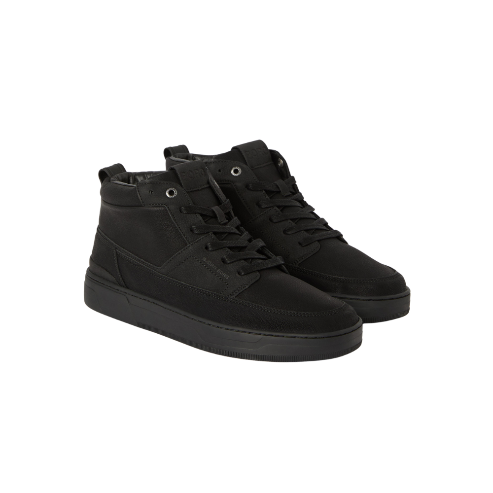 Et par sorte højtop-sneakers i et enkelt, moderne design. Skoene har flad gummisål, polstret ankelstykke og klassiske snørebånd med metaløje for ekstra holdbarhed. Overfladen virker som kombination af glat og let tekstureret materiale med synlige syninger, der giver et robust udtryk. Stilrene og alsidige sko, velegnede til både hverdag og afslappede outfits.