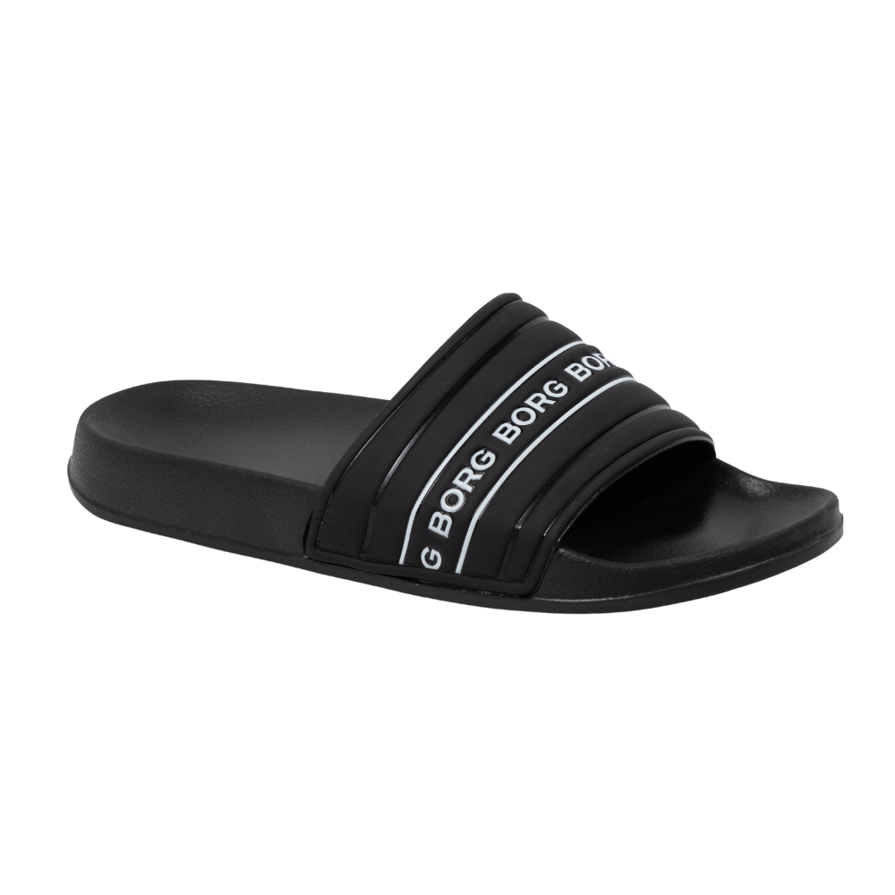 Et sort slidesandal i enkelt, moderne design med en formstøbt sål og let tekstureret fodflade for komfort. Den brede rem har flere opbygninger og hvide striber med gentagende "BORG"-logo, hvilket giver et sporty look. Sandalen er fremstillet i syntetisk materiale, let at rengøre og velegnet til afslappet brug ved stranden, poolen eller hjemme.