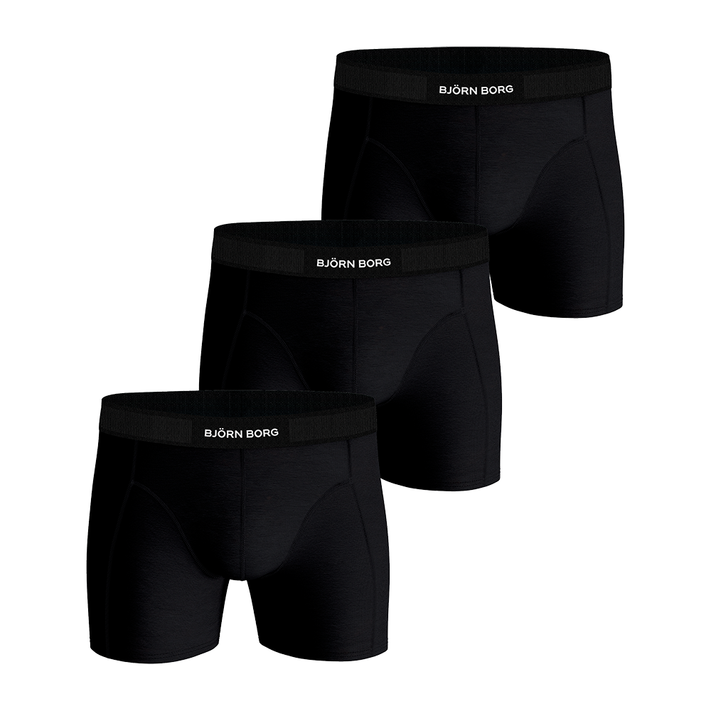 Et tredobbelt sæt sorte boxer briefs med ren, klassisk stil. De har en elastisk linning med hvidt "BJÖRN BORG" logo, tætsiddende pasform og lange ben for god støtte. Stoffet virker blødt og åndbart, velegnet til hverdag og sport. Diskret og minimalistisk design gør dem nemme at kombinere med forskellige outfits, samtidig med komfort og holdbarhed i fokus.
