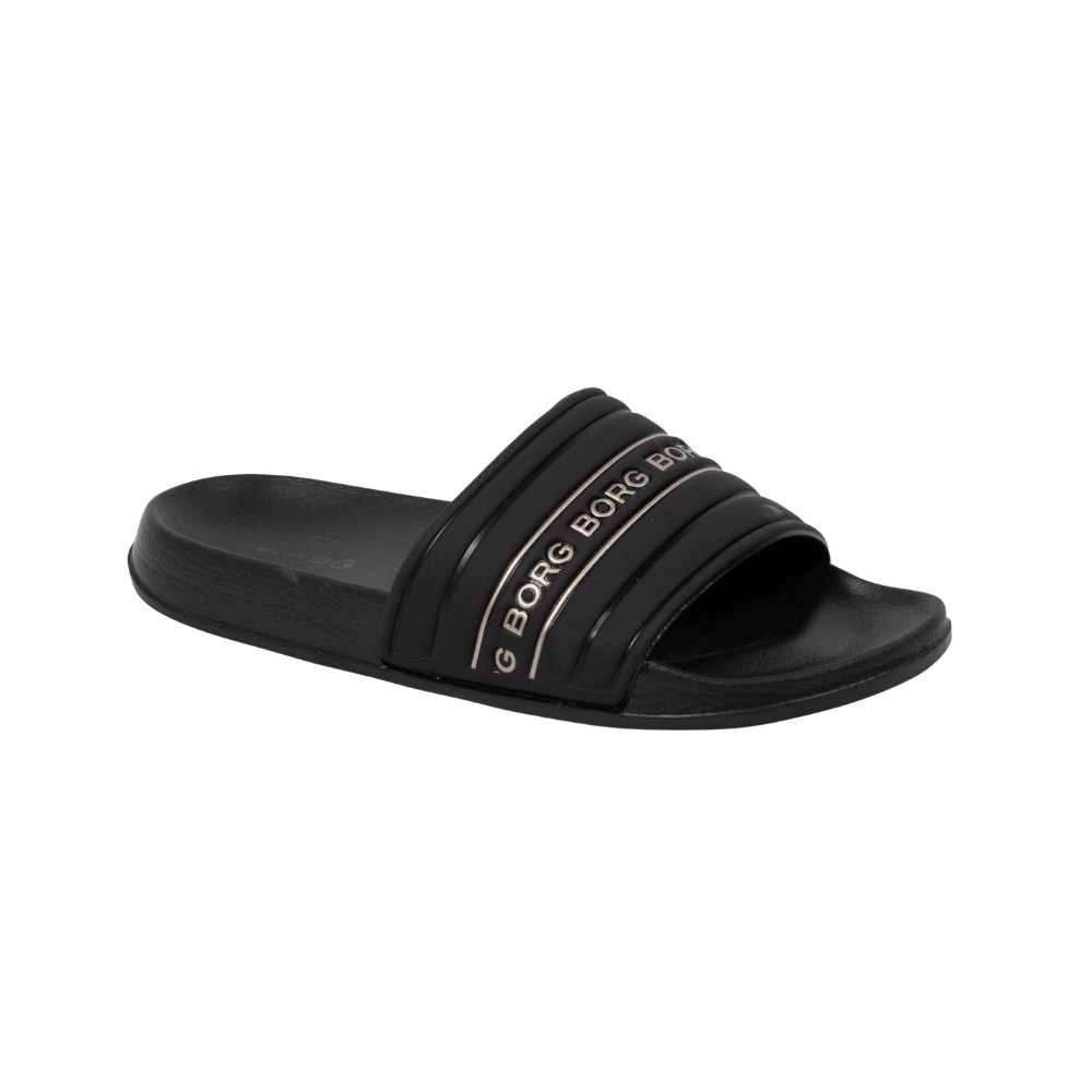Sort slip-in sandal med en bred rem over vristen, prydet af gentagne "BORG"-logoer i en diskret kontrast. Skoen har en formstøbt, polstret sål og en let, skridsikker gummi- eller syntetisk bund, som giver komfort til hverdag, strand eller pool. Enkel og sporty i udtrykket, nem at tage af og på — et praktisk valg til varme dage og afslappede lejligheder.