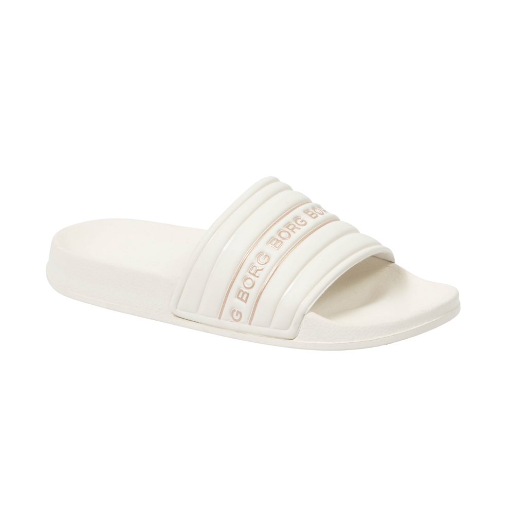 Et enkelt, hvidt slidesandal med en bred, polstret rem prydet af gentagende "BORG"-tryk i en lys metallisk nuance. Sandalen har en let, kontureret fodseng med blød, støddæmpende sål, som giver god komfort til længere brug. Den rene, minimalistiske stil og slidstærke gummibund gør den ideel til sommerbrug ved poolen, stranden eller som afslappet hjemmefodtøj.