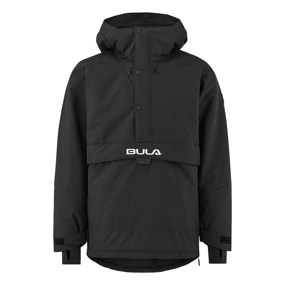 Sort anorakjakke fra Bula med enkelt, funktionelt design. Jakken har hætte og høj krave samt trykknapslukning foran. En stor frontlomme med klap prydes af BULA-logoet, og ærmegafterne er justerbare med velcro. Let forlænget ryg og rene syninger giver god pasform og bevægelsesfrihed. Fremstillet i teknisk materiale, der beskytter mod vind og let regn — ideel til udendørs aktiviteter og hverdag.