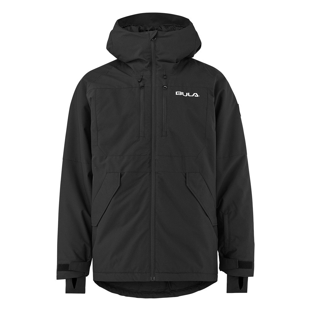 En sort, teknisk vinterjakke med høj hætte og central lynlås. Jakken har to brystlommer, store forlommer med klapper og justerbare ærmeafslutninger med velcro. Bagkanten er let forlænget for ekstra beskyttelse. Det minimalistiske "BULA"-logo på brystet giver et diskret brandudtryk. Jakken fremstår robust og funktionel — ideel til udendørs aktiviteter og koldt vejr. Designet kombinerer enkelhed og praktisk funktionalitet.