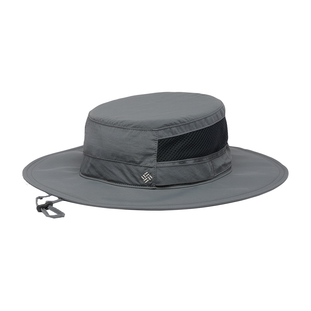 En grå, bredskyggede outdoor-hat i let, åndbart materiale med rund, flad krone og stor kant. Siderne har mørke meshpaneler for ventilation, og en justerbar hagesnor med stop gør den sikker i blæsevejr. Hatens enkle, funktionelle design og diskrete logo gør den velegnet til vandreture, fiskeri eller hverdagsbrug, hvor solbeskyttelse og komfort er i fokus.