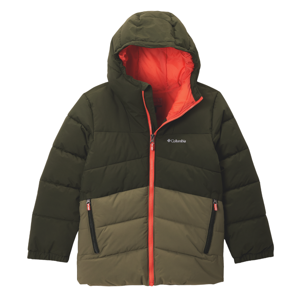 En polstret, vandafvisende jakke med hætte fra Columbia. Jakken har en todelt farveopdeling i mørke olivengrøn øverst og lysere khaki nederst, med en kontrastfuld orange foring og lynlås. Quiltede syninger, elastiske ærmeafslutninger og to lynlåslommer giver varme og praktisk opbevaring. Stilfuld og funktionel til kølige dage, ideel som hverdagsoverdel ved udendørsaktiviteter.