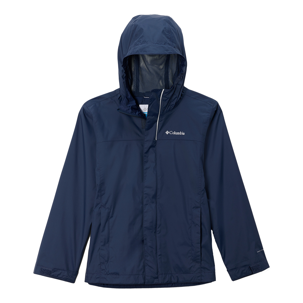 En mørkeblå Columbia-regnjakke i let, teknisk materiale med hætte og meshfor i kraven. Jakken har fuld lynlås skjult bag en stormklap, lommer ved siderne og justerbare velcrolukninger ved ærmerne. Diskret logo på brystet og en refleksagtig kant ved lynlåsen giver både funktion og stil. Velegnet til regnvejr og udendørsaktiviteter, hvor beskyttelse og bevægelsesfrihed er vigtig.