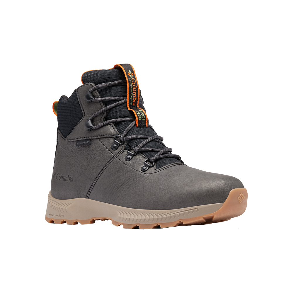 outdoorestøvle med høj ankel og komfortabel polstring. Skoen har sorte snørebånd, metaløjer og orange detaljer ved tungen, samt en lysebrun gummisål med aggressivt mønster til greb. Overfladen ser vandtæt ud, og designet kombinerer funktionelt greb og moderne æstetik — velegnet til ture i ujævnt terræn og fugtige forhold. Forstærket snude og solid syning antyder ekstra beskyttelse og holdbarhed.