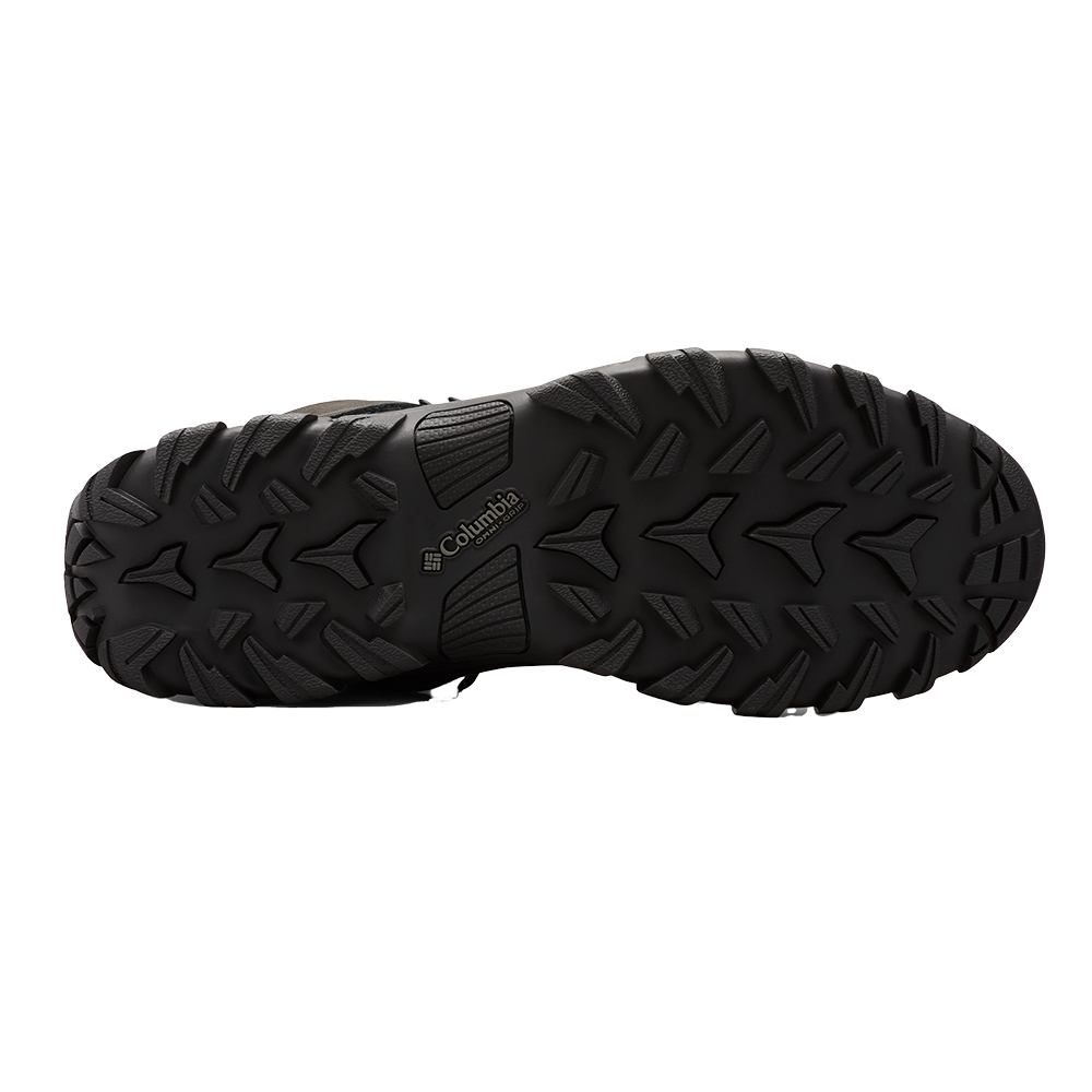 Skoens sål viser en kraftig, sort gummiydersål med dybe, retningsbestemte mønstre og aggressive slidbaner. Mønstret er designet til multidirektionelt greb og stabilitet på ujævnt terræn, med teksturerede zoner for bedre afvikling af skridt og skridsikkerhed. Columbia-logoet ses tydeligt i midten. Helheden signalerer robusthed og holdbarhed til vandreture og krævende udendørs brug.
