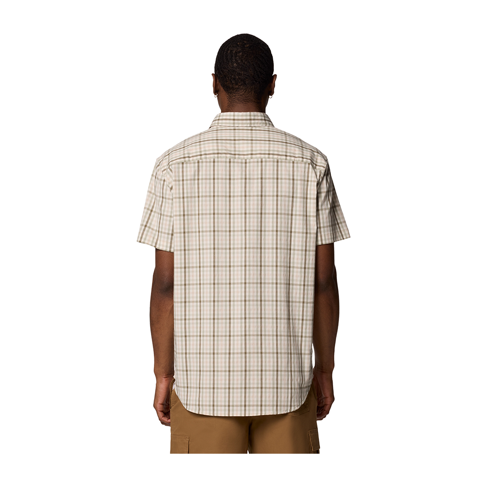 Skjorten til mænd fra Columbia, "Rapid River II", er det perfekte valg for en casual stil. I en lys ternet farve, detaljeret med en klassisk button-down krave og en praktisk brystlomme, kombinerer denne skjorte funktionalitet og mode. Fremstillet i en let bomuldsblanding med stræk gør den ideel til både byvandring og udendørs eventyr, hvor komfort og bevægelsesfrihed er nødvendige. Skjortens afslappede snit sikrer en behagelig pasform til sommerdage eller rejser.