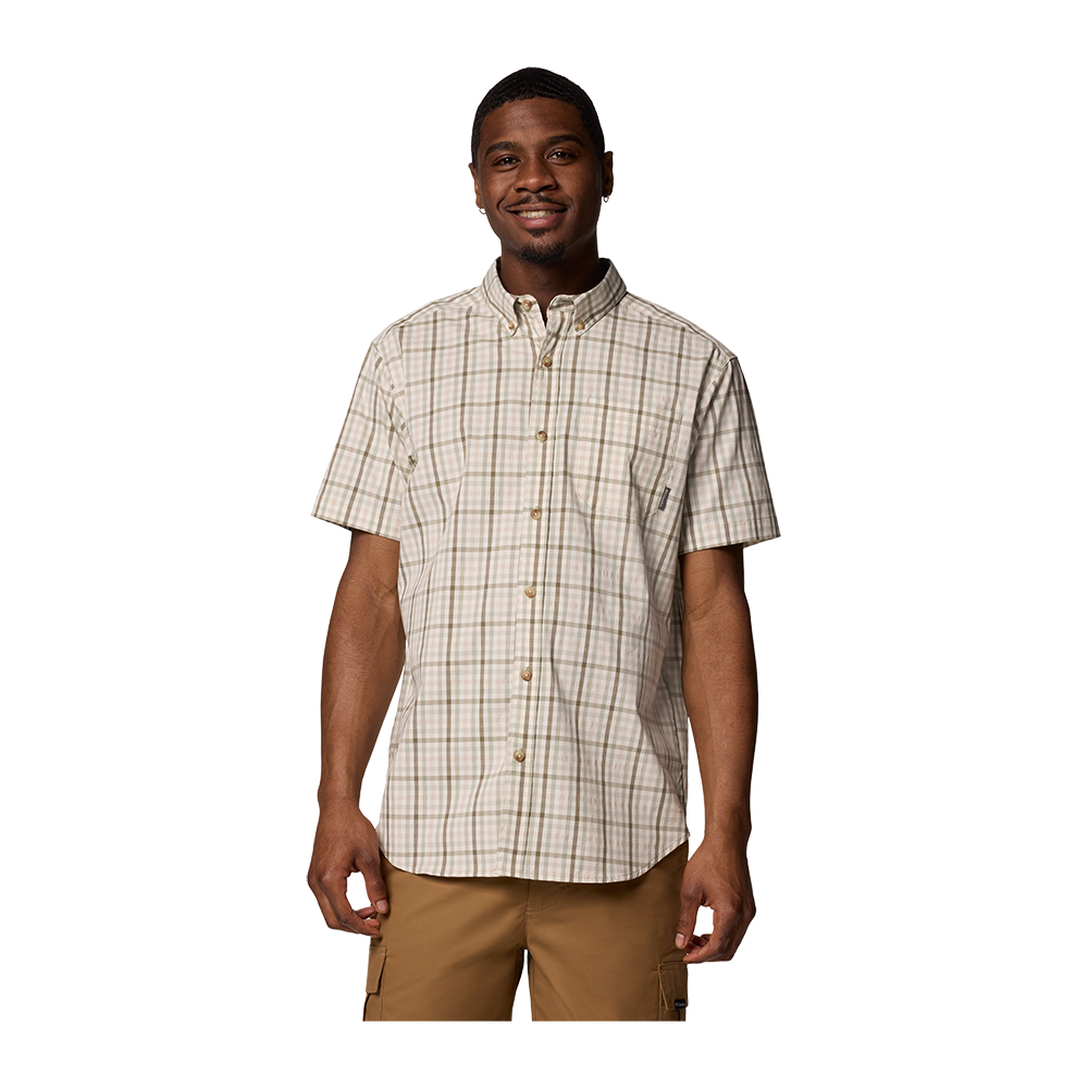 Manden på billedet bærer Columbia Rapid River II Skjorte, udført i et klassisk ternet mønster. Skjorten har en smart button-down krave og en praktisk brystlomme. Dens lette bomuldsblanding med stræk sikrer komfort og bevægelsesfrihed, hvilket er ideelt både til aktiv ferie og afslappede dage i byen. Farvepaletten og det tilbagelænede snit gør dette til et alsidigt stykke tøj til forskellige anledninger.