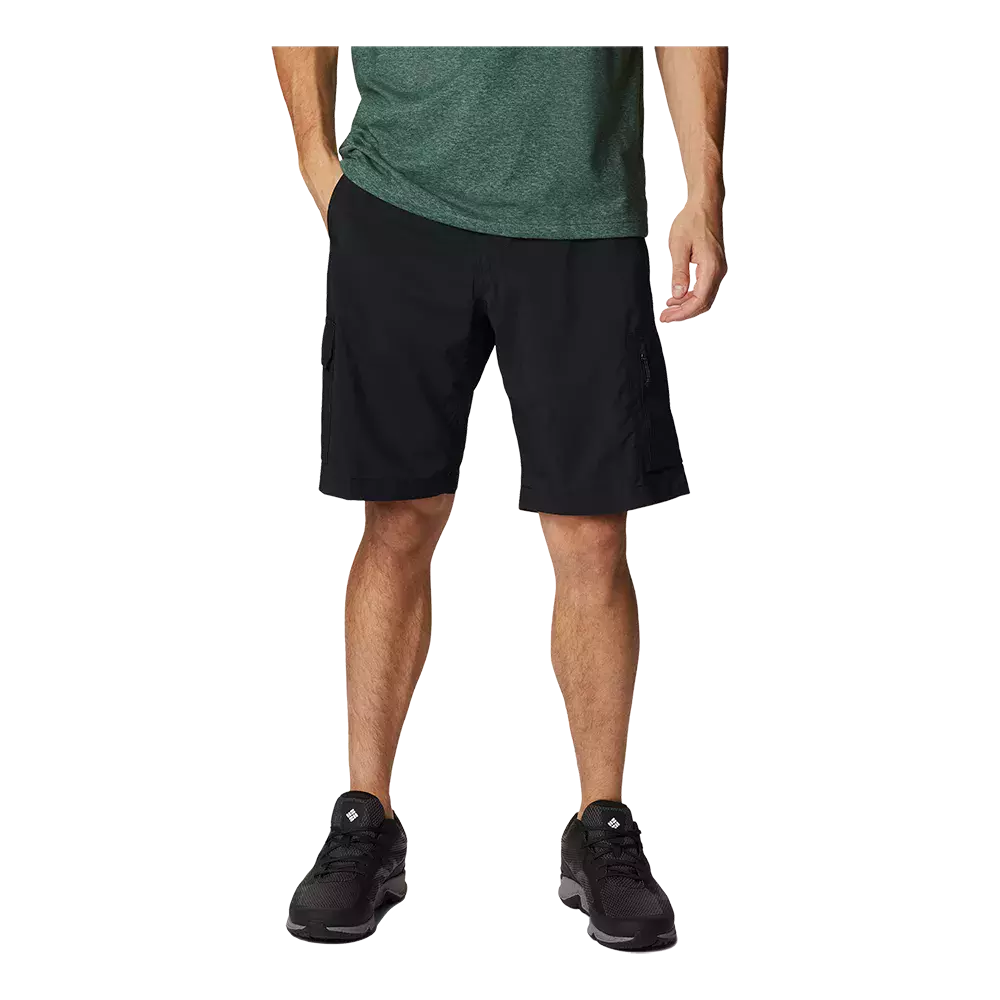 Et billede viser en mand fra livet og ned iført sorte cargoshorts og sorte sneakers. Shortsene er løstsiddende med sidelommer, der giver et praktisk og afslappet look. Han står med hænderne delvist i lommerne og har velmarkerede, muskuløse ben. Den mørke farve og enkle stil gør outfittet alsidigt til fritid, vandreture eller let træning på varme dage.