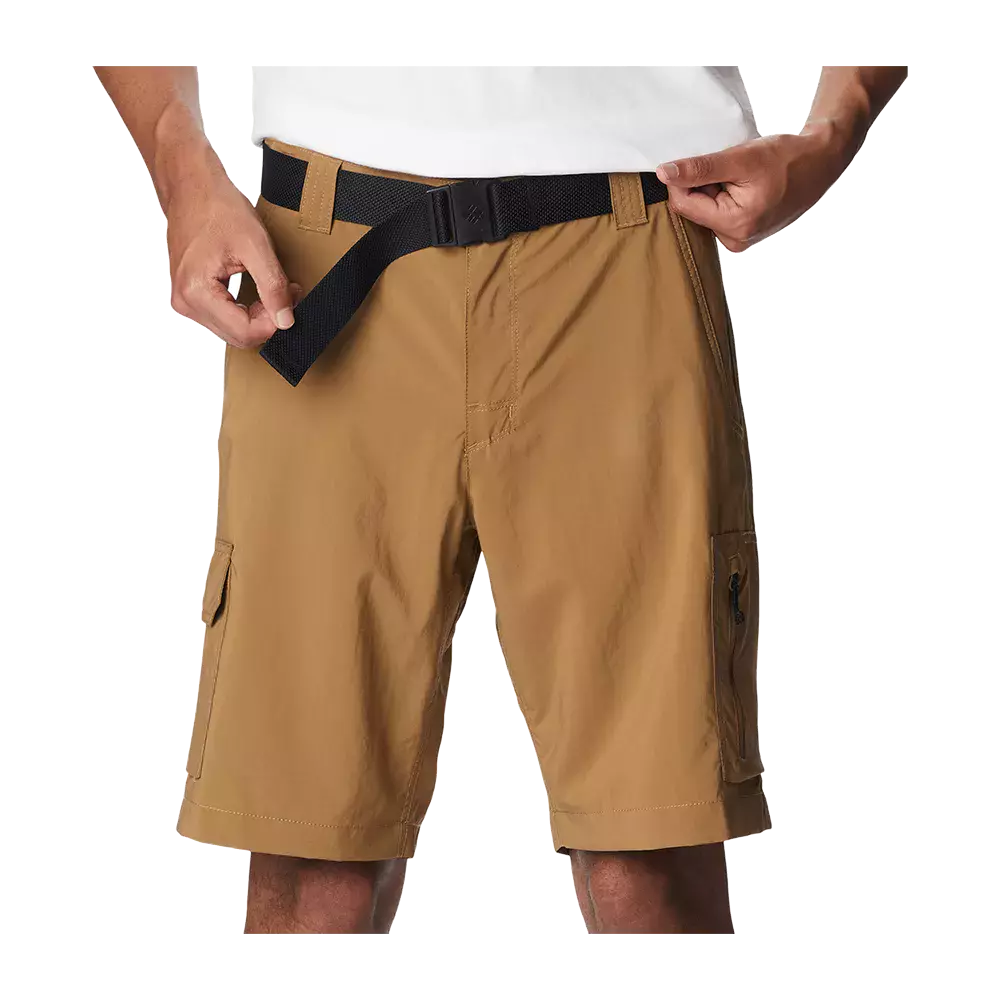 Et par khaki cargoshorts i knælængde vist på en person, der spænder et sort vævet bælte. Shortsen har tydelige sidelommer med klap og en lynlåslomme, flade sømme og et enkelt, funktionelt snit. Materialet fremstår let, smidig og velegnet til udendørsaktiviteter eller afslappet hverdagsbrug. Farven er neutral brunbeige, hvilket gør dem nemme at kombinere med både t-shirts og fritidssko.