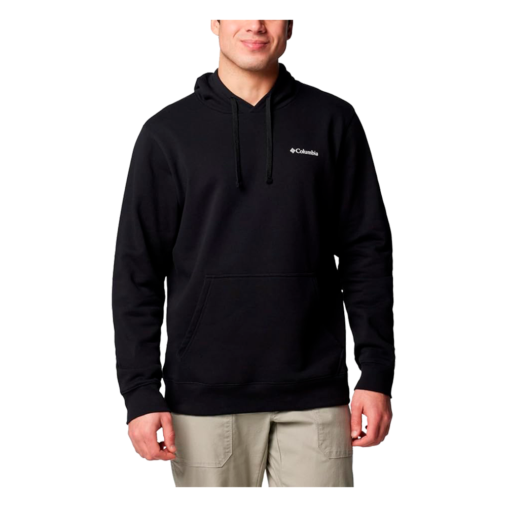En mand iført en sort Columbia-hoodie med hætte og justerbare snore, lille hvidt logo på venstre bryst. Trøjen har en klassisk kangurulomme og ribkant ved ærmer og talje. Han bærer lyse, beige bukser og står afslappet med hænderne ned langs siderne. Billedet fremhæver enkel, funktionel og casual friluftsstil med fokus på komfort.