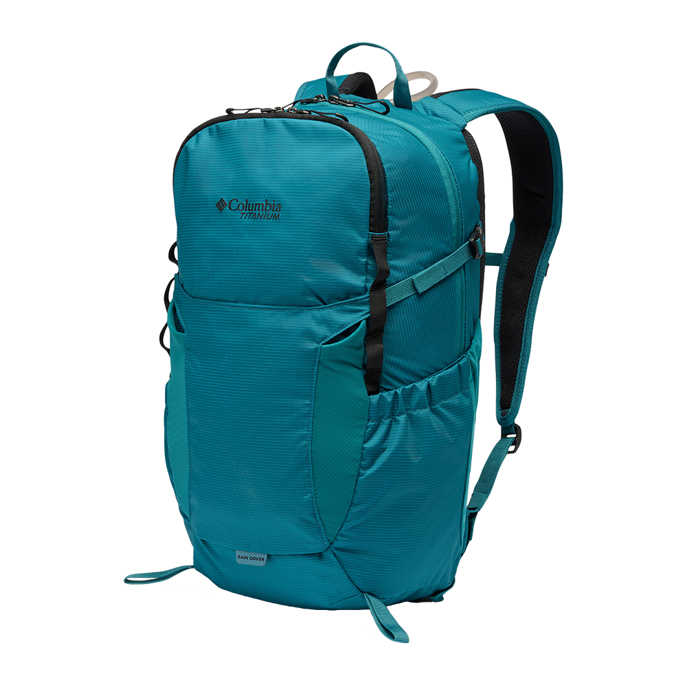 En slank, turkis Columbia Titanium-rygsæk designet til outdoor-aktiviteter. Den har flere lynlåslommer, elastiske sidelommer til drikkeflaske, polstrede skulderstropper og justerbare kompressionsremme for god bærekomfort. Materialet virker robust og vandafvisende, og en integreret regnflap øger praktikaliteten. Der er desuden et ergonomisk ventileret rygpanel, og den er let i vægt. Perfekt til dagsture eller pendlerture med rummelige opbevaringsløsninger.