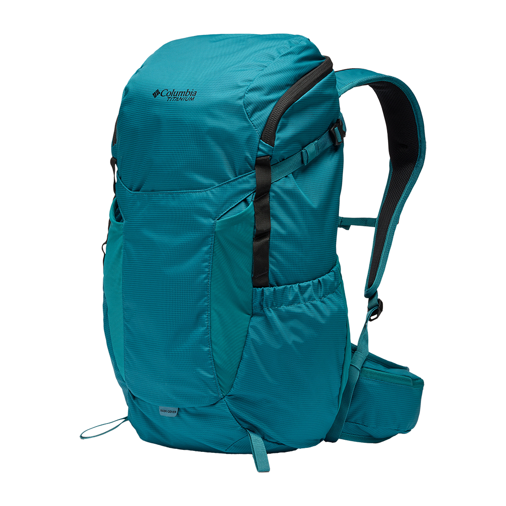 En teal/turkis vandrerygsæk fra Columbia Titanium. Slank, letvægts, robust ripstop-lignende nylon, med stor hovedlomme, lynlåslukning øverst, elastiske sidelommer til drikkeflasker, kompressionsremme og praktiske yderlommer. Polstrede skulderstropper og hoftebælte giver komfort ved længere ture. Diskret regnslag i bunden samt forstærkede stropper til fastgørelse af udstyr gør den velegnet til dagsture og lette flerdagsvandringer.
