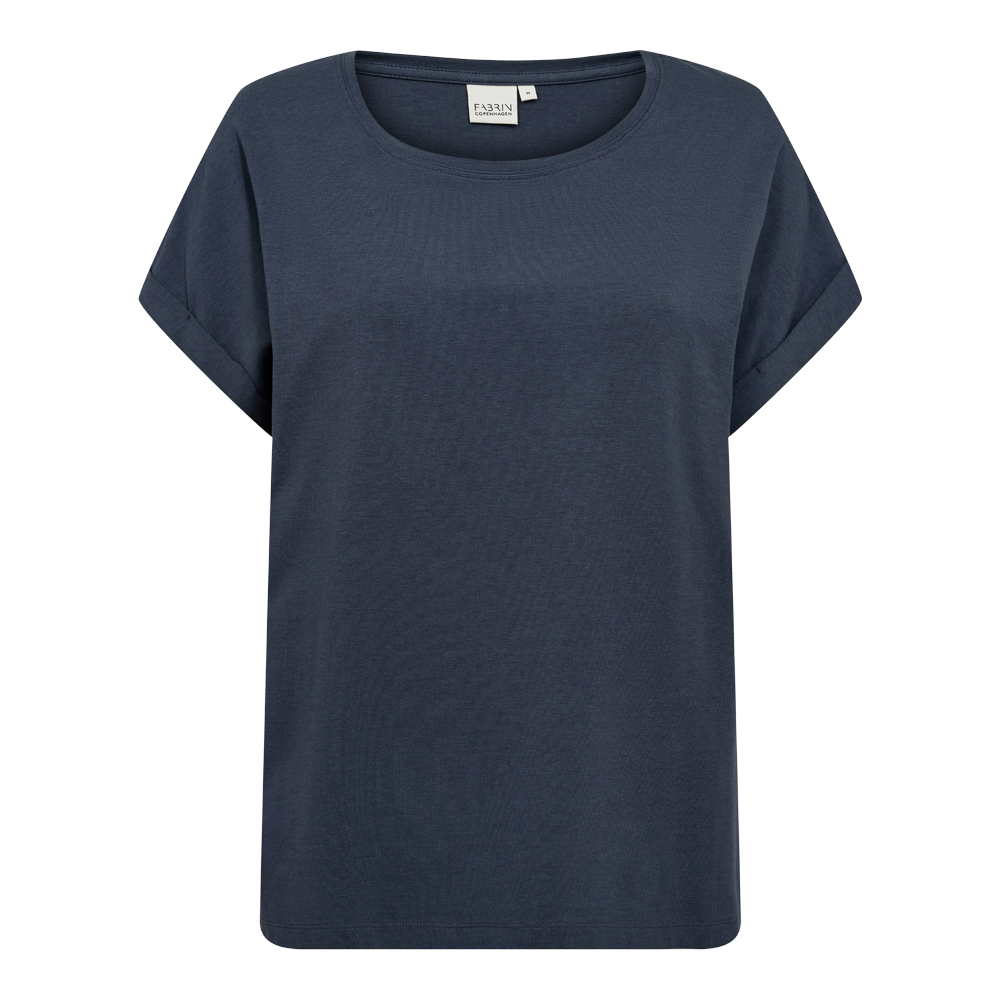 En enkel, mørkeblå T-shirt med rund hals og korte ærmer med opbukket kant. Materialet virker blødt og let, perfekt til hverdagsbrug eller afslappede lag-på-lag looks. Skjortens løse, lige pasform giver komfort og bevægelsesfrihed, mens den minimalistiske detalje ved ærmekanten tilfører et diskret twist. Velegnet sammen med jeans, chinos eller under en let jakke til en casual, skandinavisk stil.