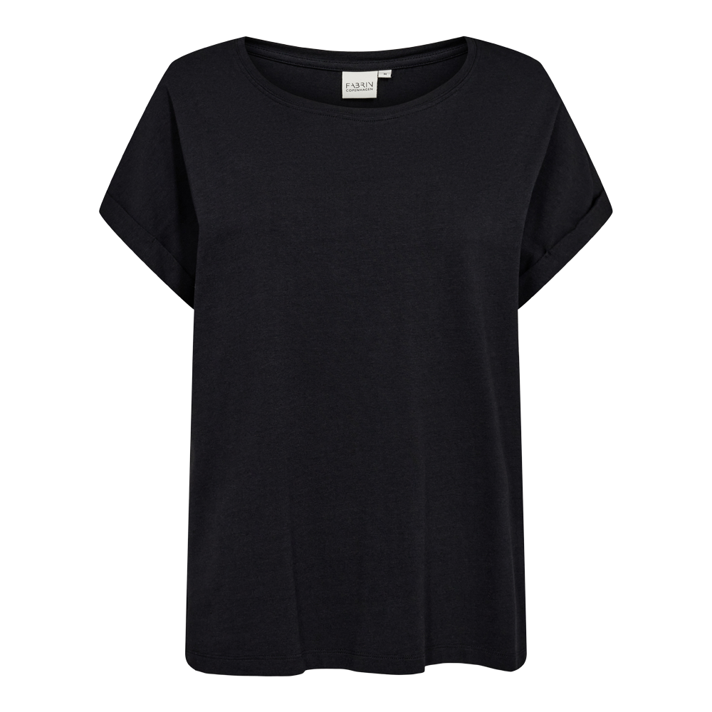 En enkel, sort T‑shirt i klassisk, løstsiddende snit med rund hals og korte, opbukket ærmer. Stoffet fremstår blødt og let med en mat overflade, ideel til hverdagsbrug. Minimalistisk design uden synlige tryk eller detaljer gør den alsidig til både afslappede og mere opklædte looks. En basistop, der fungerer godt alene eller som lag under jakker og cardigans.