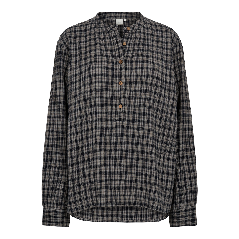 En afslappet, ternet skjorte i afdæmpede sort- og grånuancer med et let råt stoflook. Skjorten har en kort knappelukning med fire træknapper og en small ståkrave, lange ærmer med manchet og en blød, let buet underkant. Det løse snit og det klassiske ternemønster giver et tidløst, casual udtryk, velegnet til både hverdag og lag-på-lag styling.