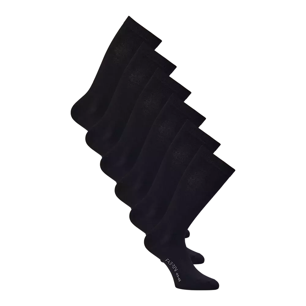 Dette billede viser en række overlappende, sorte mellemhøje sokker med et enkelt, tidløst design. Materialet fremstår glat og tætvævet, med forstærket hæl og tå for ekstra holdbarhed. Et diskret logo er synligt ved foden. Kombinationen af neutral farve og minimalistisk finish gør sokkerne velegnede til både hverdag, arbejde og mere formelle anledninger, samtidig med at de signalerer komfort og praktisk funktionalitet.