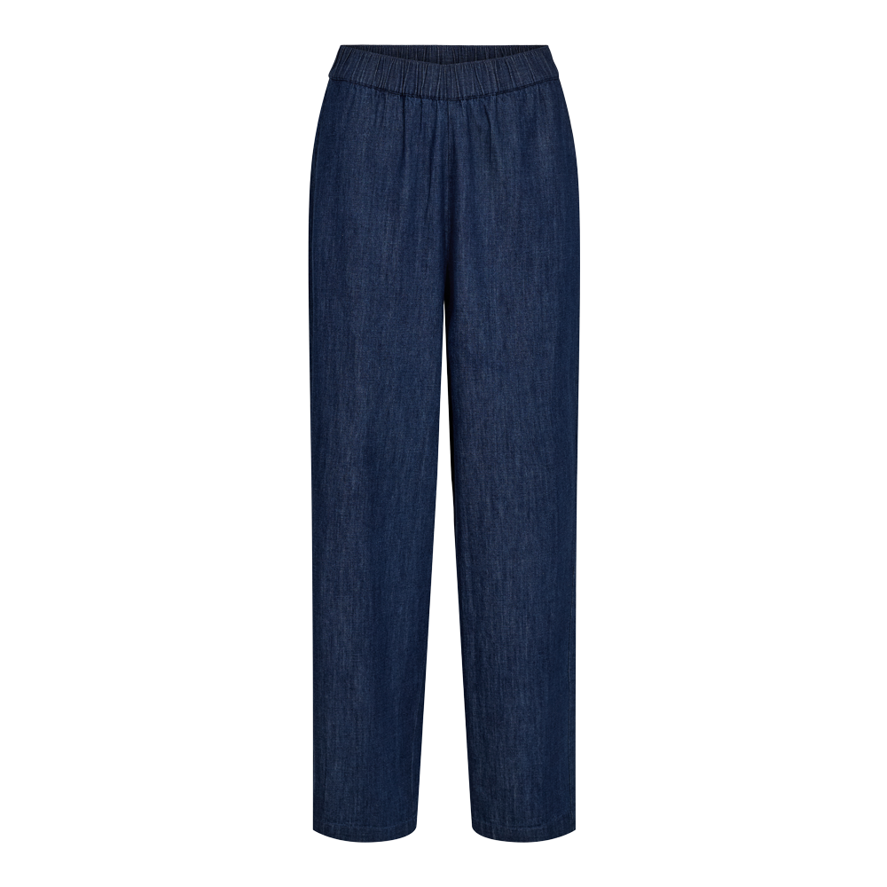 Disse mørkeblå jeans har en afslappet, lige pasform med elastisk talje for komfort og let bevægelsesfrihed. Stoffet ligner blød denim med en jævn, lidt meleret overflade. Bukserne er enkle uden synlige lommer eller pynt, hvilket giver et minimalistisk og alsidigt udtryk. Velegnede til hverdagsbrug, rejser eller afslappede weekender, hvor komfort vægtes højt uden at gå på kompromis med stil.