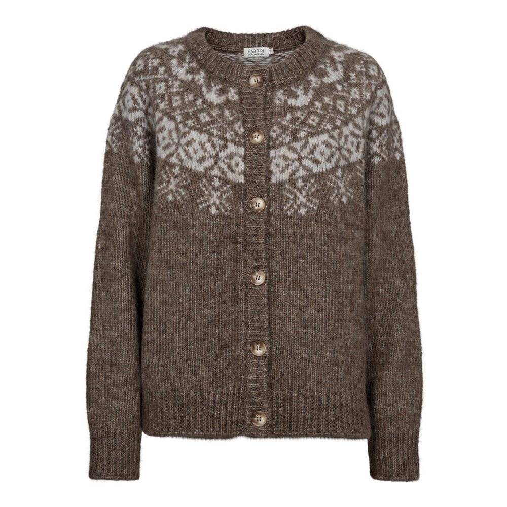 Dette er en kraftig brun cardigan i blødt, uldent garn med et nordisk mønster i hvidt over skuldrene og øverste bryst. Cardiganen har rund hals, ribstrikkede kanter og en række store, naturfarvede knapper foran. Rund pasform og lange ærmer giver et hyggeligt, tidløst udtryk, egnet til lag-på-lag om efteråret og vinteren. Perfekt til både hverdagsbrug og weekendture.
