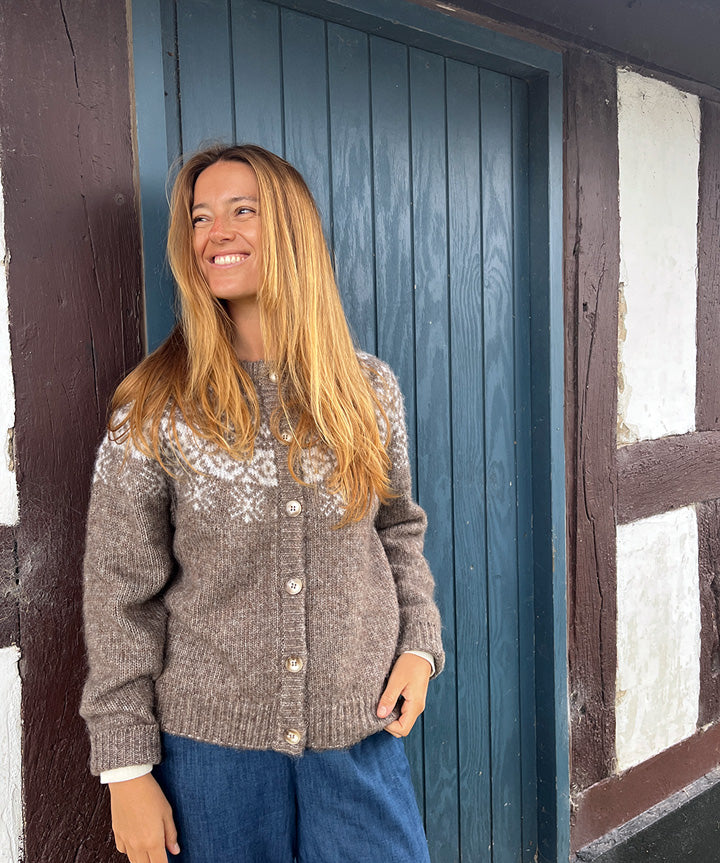 fabrin-copenhagen-islandsk-cardigan-brun-livsstil.jpg