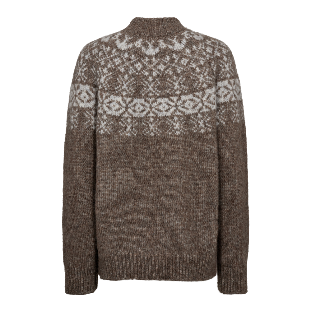 Et varmt og rustikt uldsweater i brune nuancer med en traditionel nordisk mønsterkrave i hvidt. Sweateren har en høj, ribstrikket hals, lange ærmer og ribkant ved bund og manchetter. Materialet ser blødt og lidt fluffy ud, perfekt til kolde dage. Den enkle, tidløse silhuet gør den velegnet til både afslappet hverdag og hyggelige vinterudflugter.